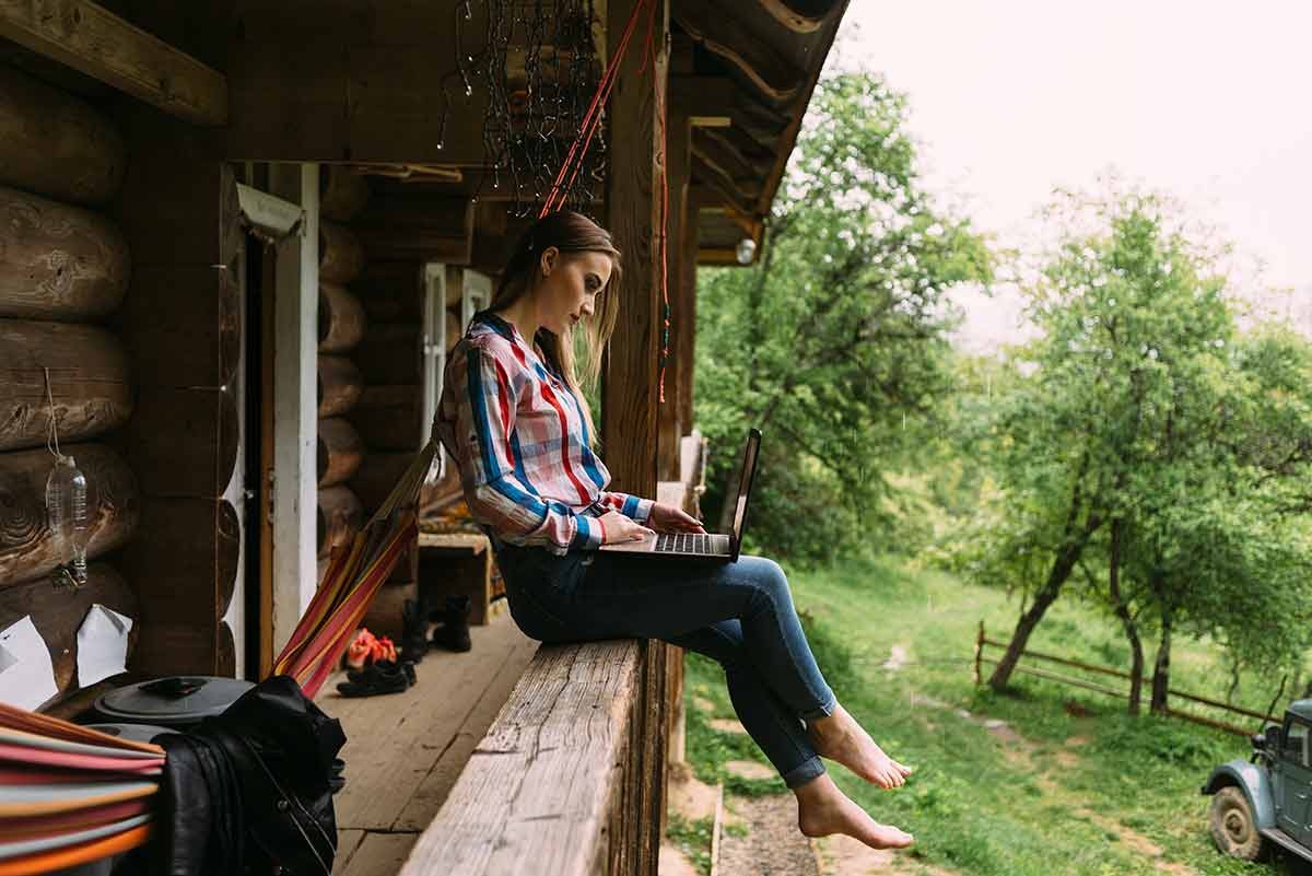 Una chica se conecta a internet desde una casa rural que ha apostado por la instalación de redes.